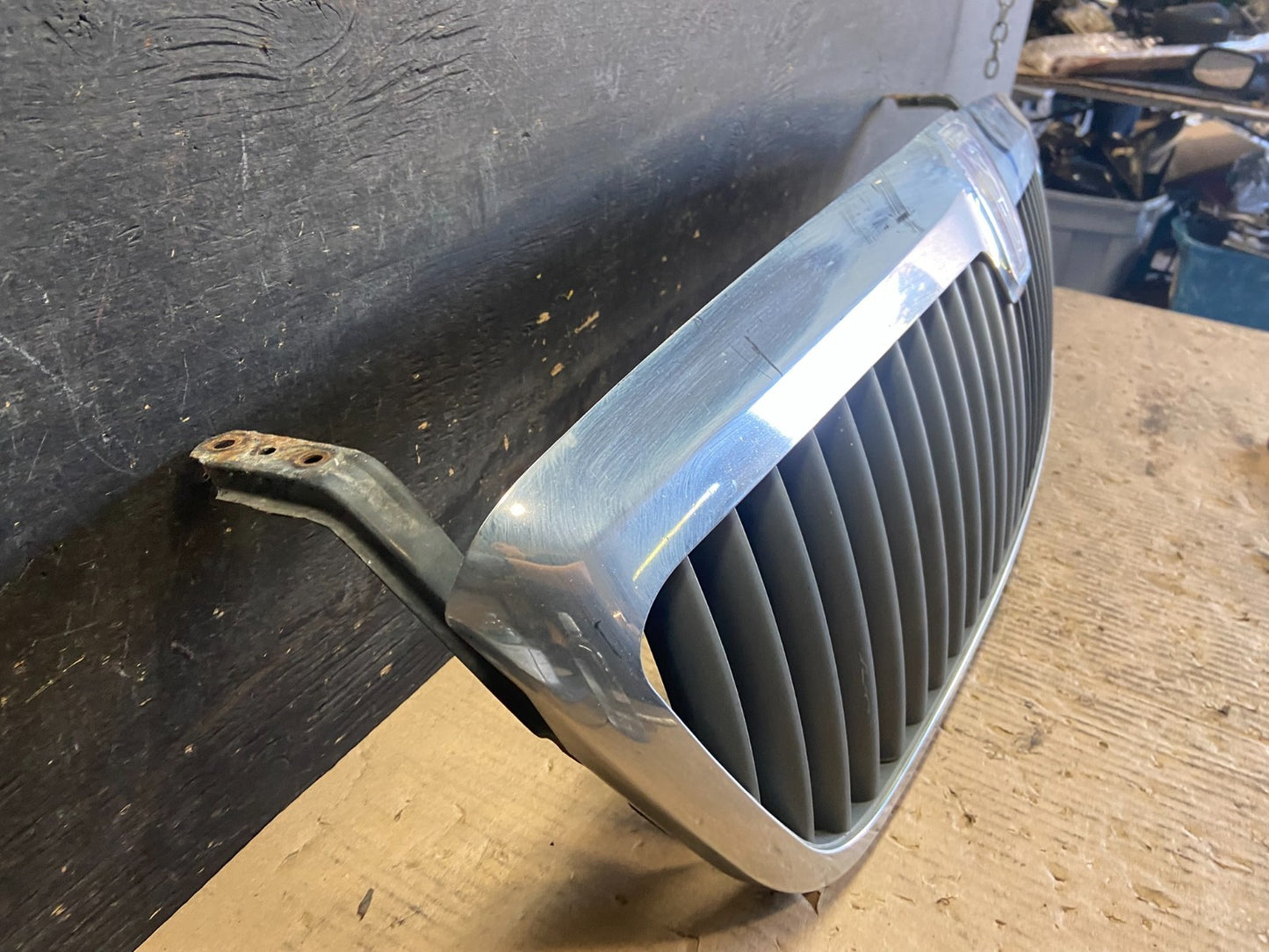 1998 to 2002 Lincoln Navigator Front Upper Grill Grille Oem r7104 DG2