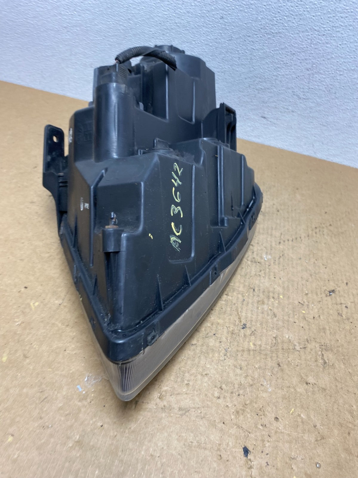 2009 2010 2011 Kia Borrego Right Passenger Side Halogen Headlight OEM AC3642 DW8