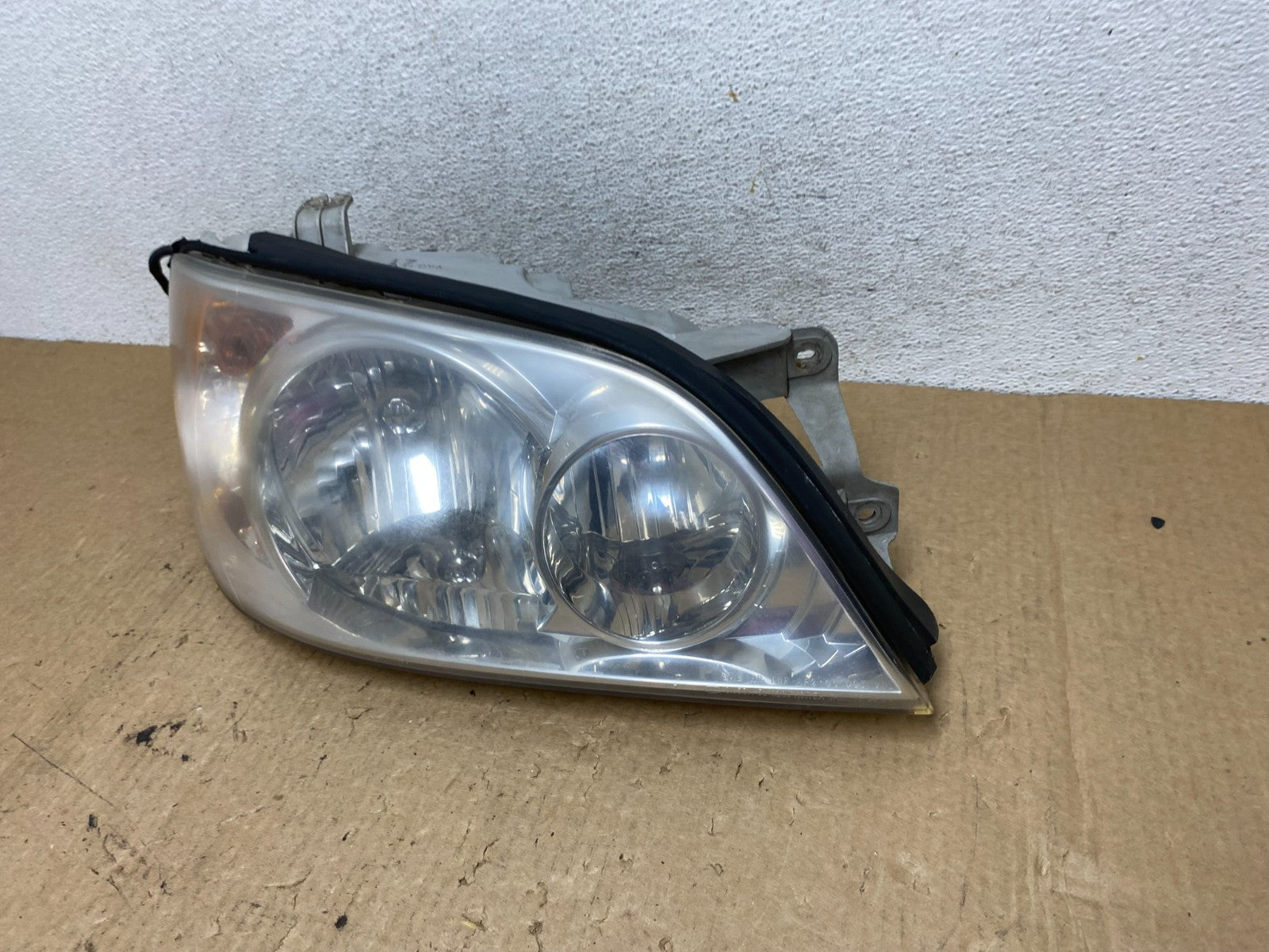 2002 to 2005 Kia Sedona Right Passenger RH Side Headlight AF9827 DW1
