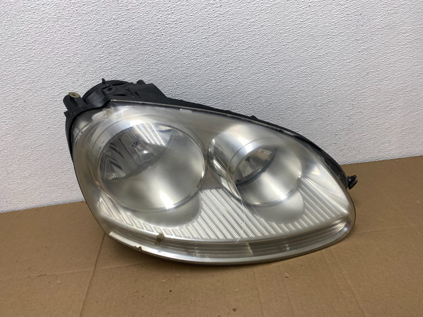 2005 - 2010 Volkswagen Jetta Right Passenger RH Side Headlight Halogen AB8028 DW0