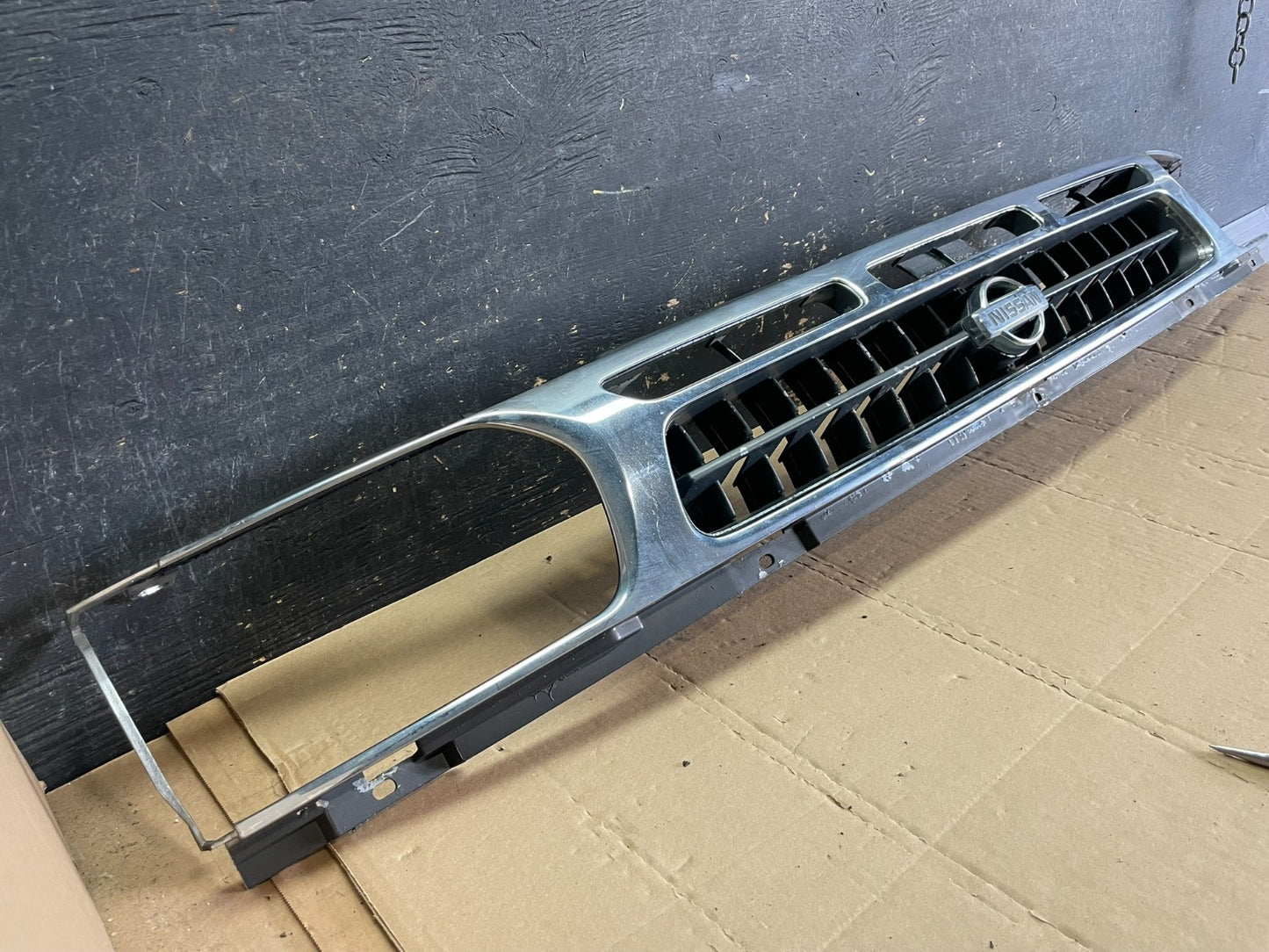 1996 to 1999 Nissan Pathfinder Front Upper Grill Grille OEM AA8841 DG2