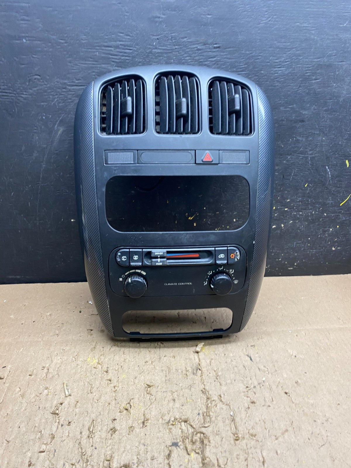2004-2007 Chrysler Town Country Climate Control Panel Center Dash Trim T8562 DG0