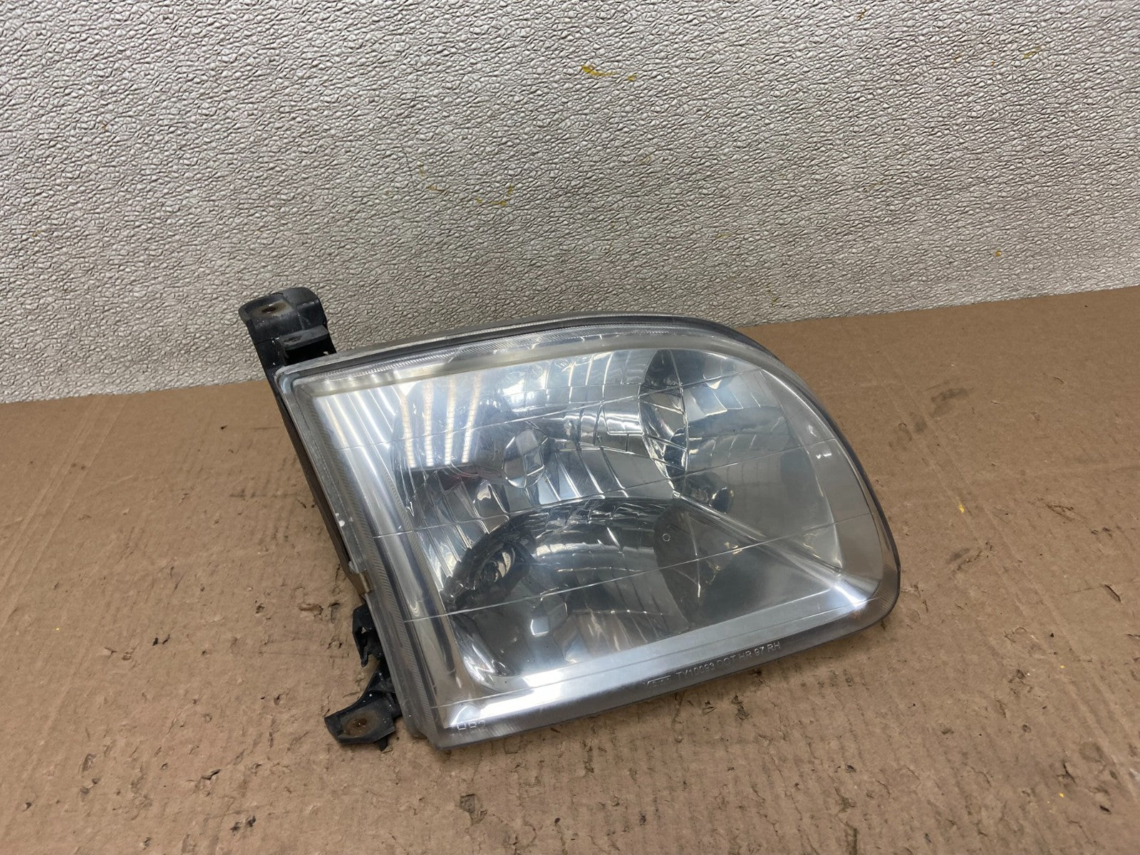 2001 to 2004 Toyota Sequoia Right Passenger RH Side Headlight Halogen Y0391 DW0