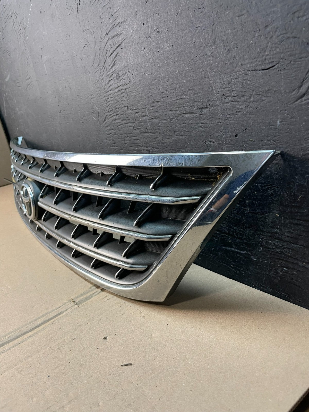 2003 2004 Toyota Avalon Front Upper Grill Grille AD8361 DG1