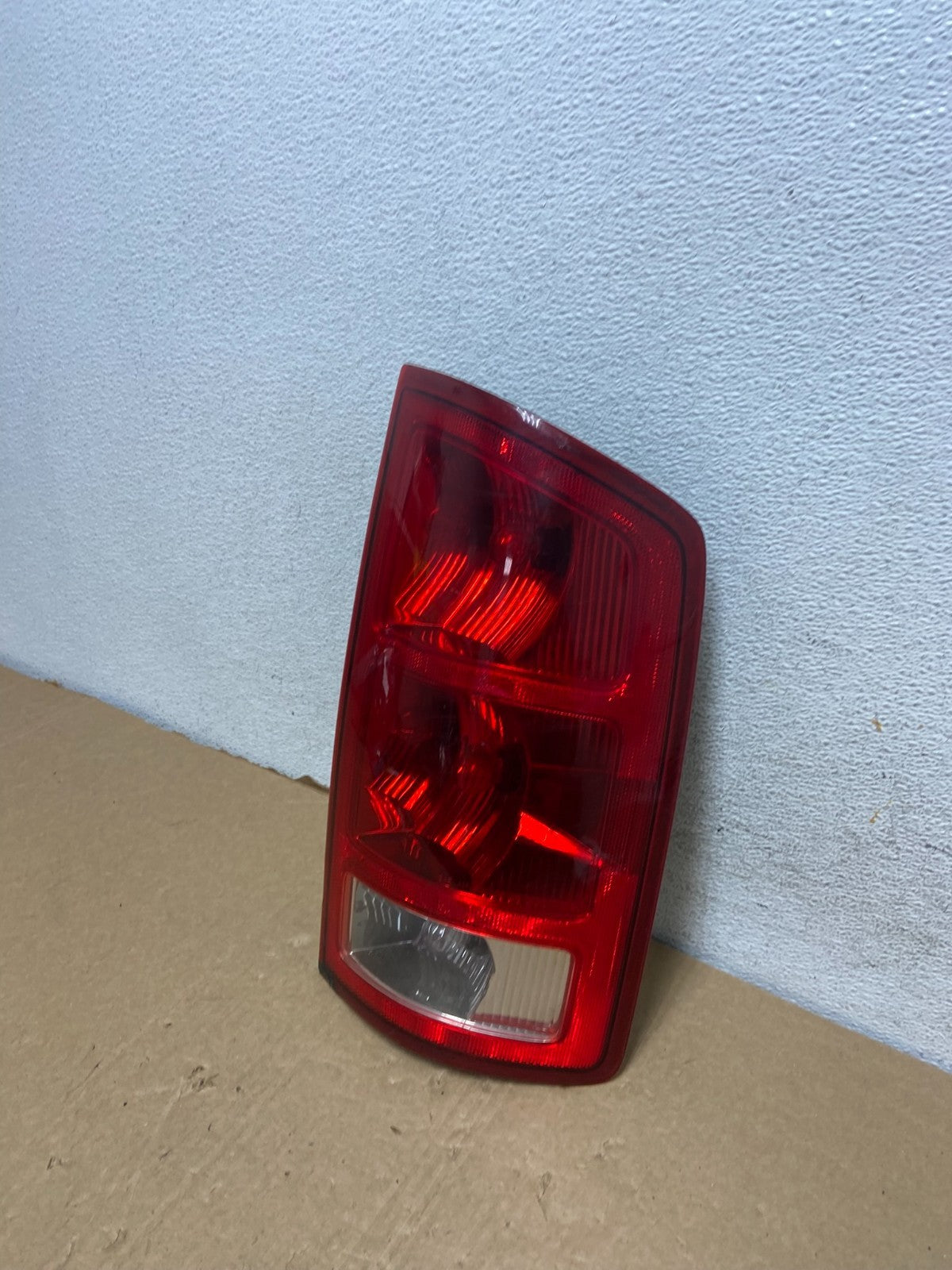 2002 to 2006 Dodge Ram 1500 Right passenger Rh side Tail Light AF7352 DW1