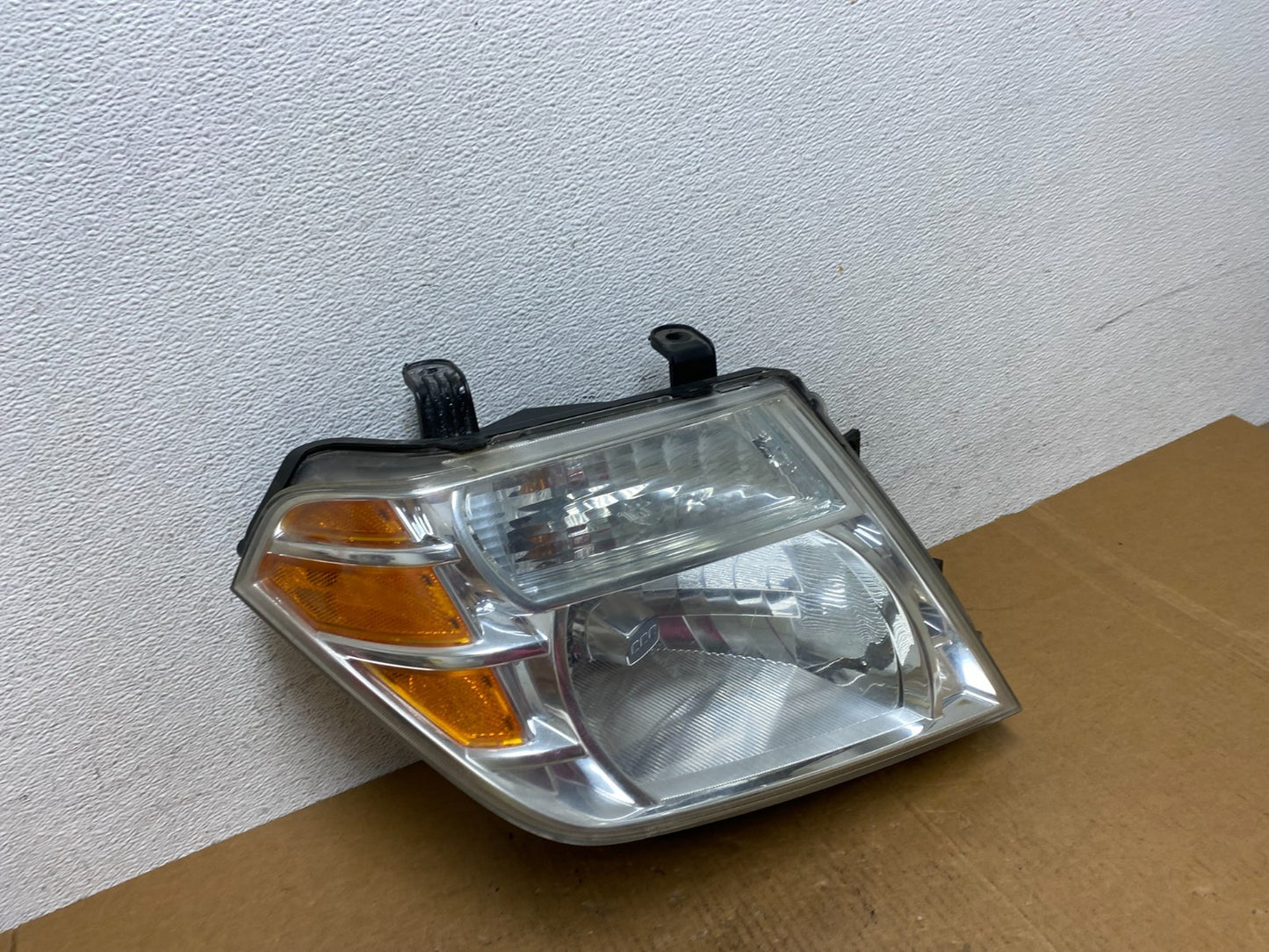 2008 to 2012 Nissan Pathfinder Halogen Headlight Right Passenger AE0566 DW2