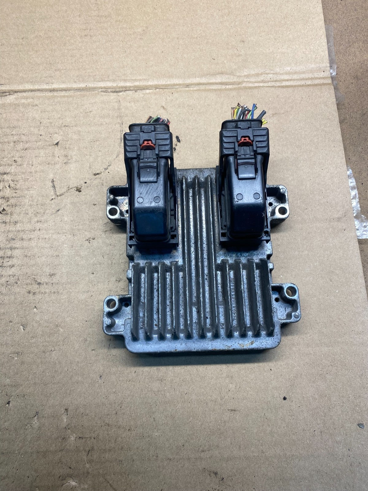 2010 to 2013 Chevrolet Silverado Yukon Engine Control Module ECM ECU ab7359 DG0