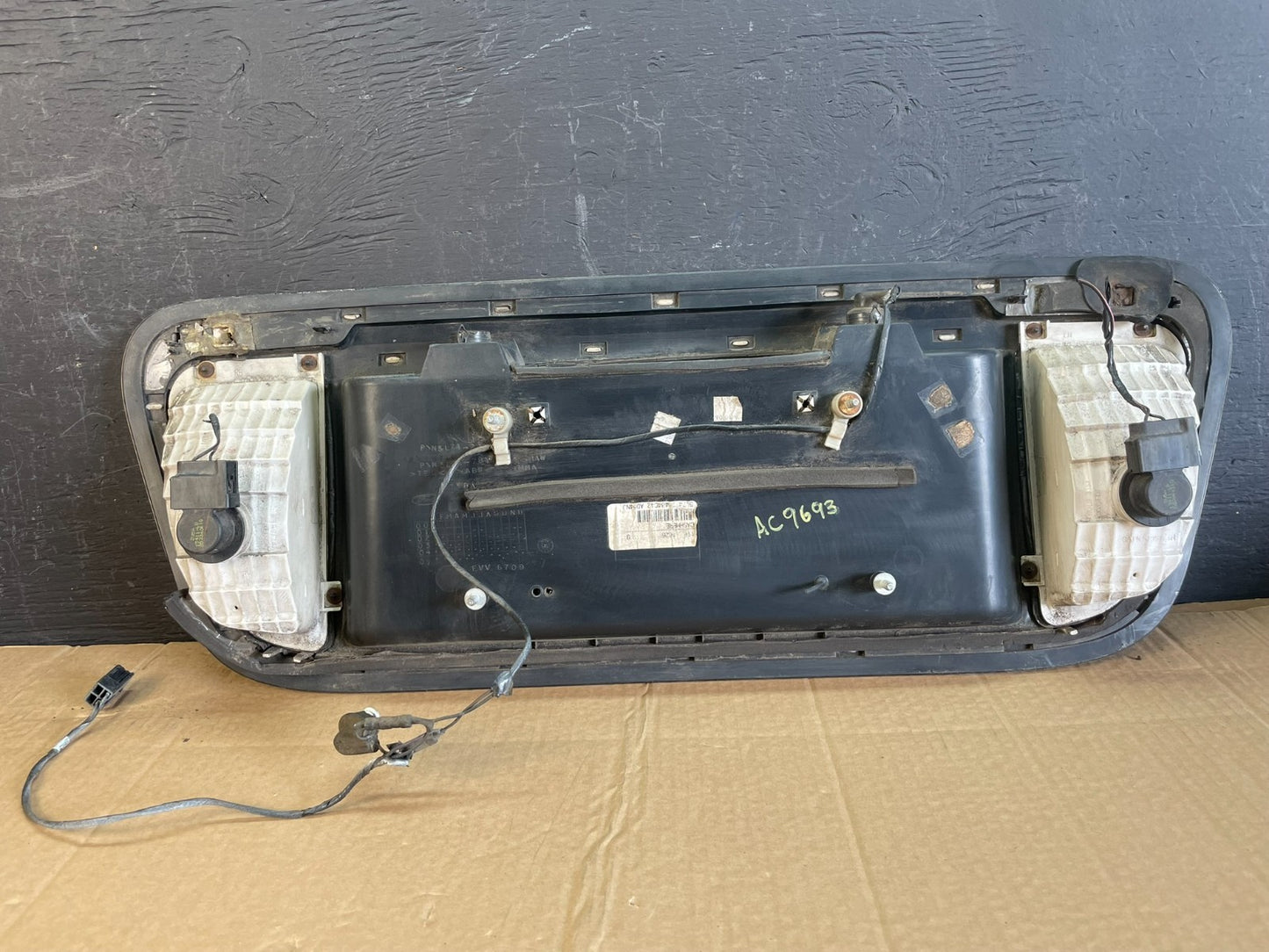2003 to 2006 Lincoln Navigator Trunk Liftgate License Plate ac9693 DG4