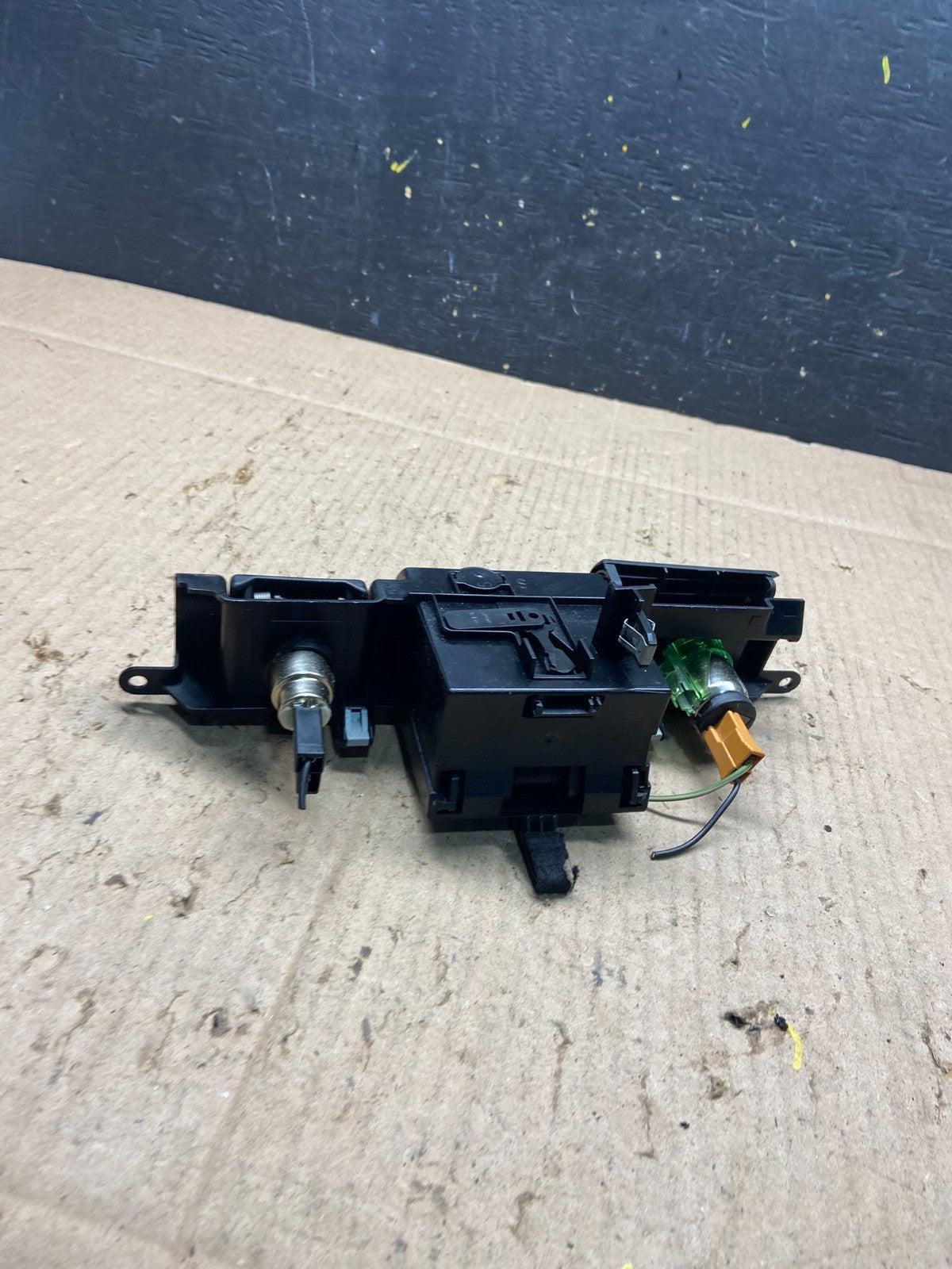 2005-2009 Land Rover LR3 Dash Ash Tray Bracket Panel W/Power Points q0946 DG4
