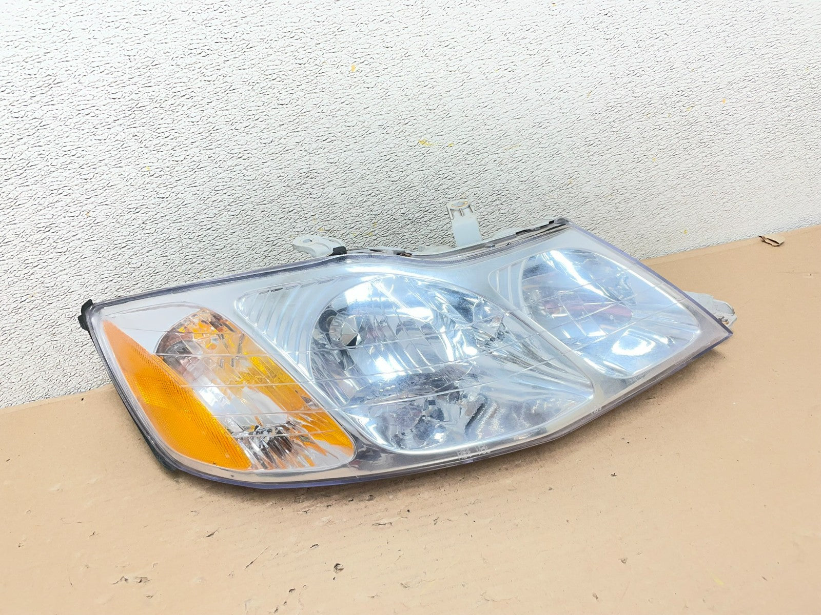 2000-2004 Toyota Avalon Halogen Headlight Right Passenger RH OEM AB0040 DW0