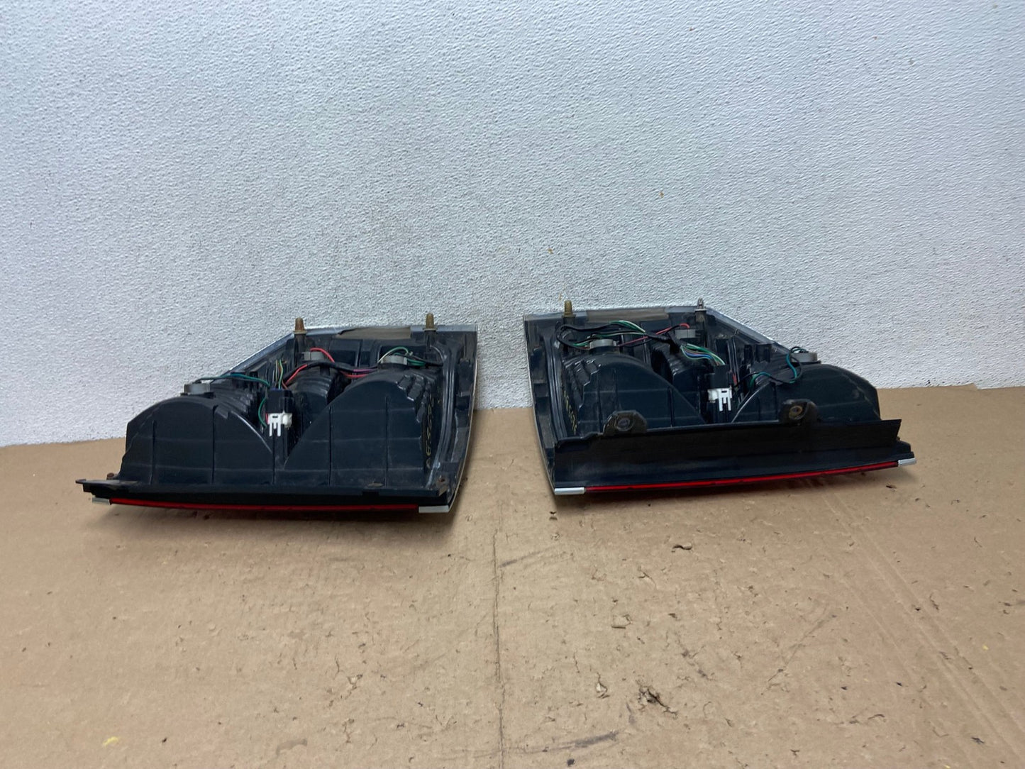 2000 to 2003 Mitsubishi Pajero Left+Right Driver Side Tail Lights AG5676 LK8