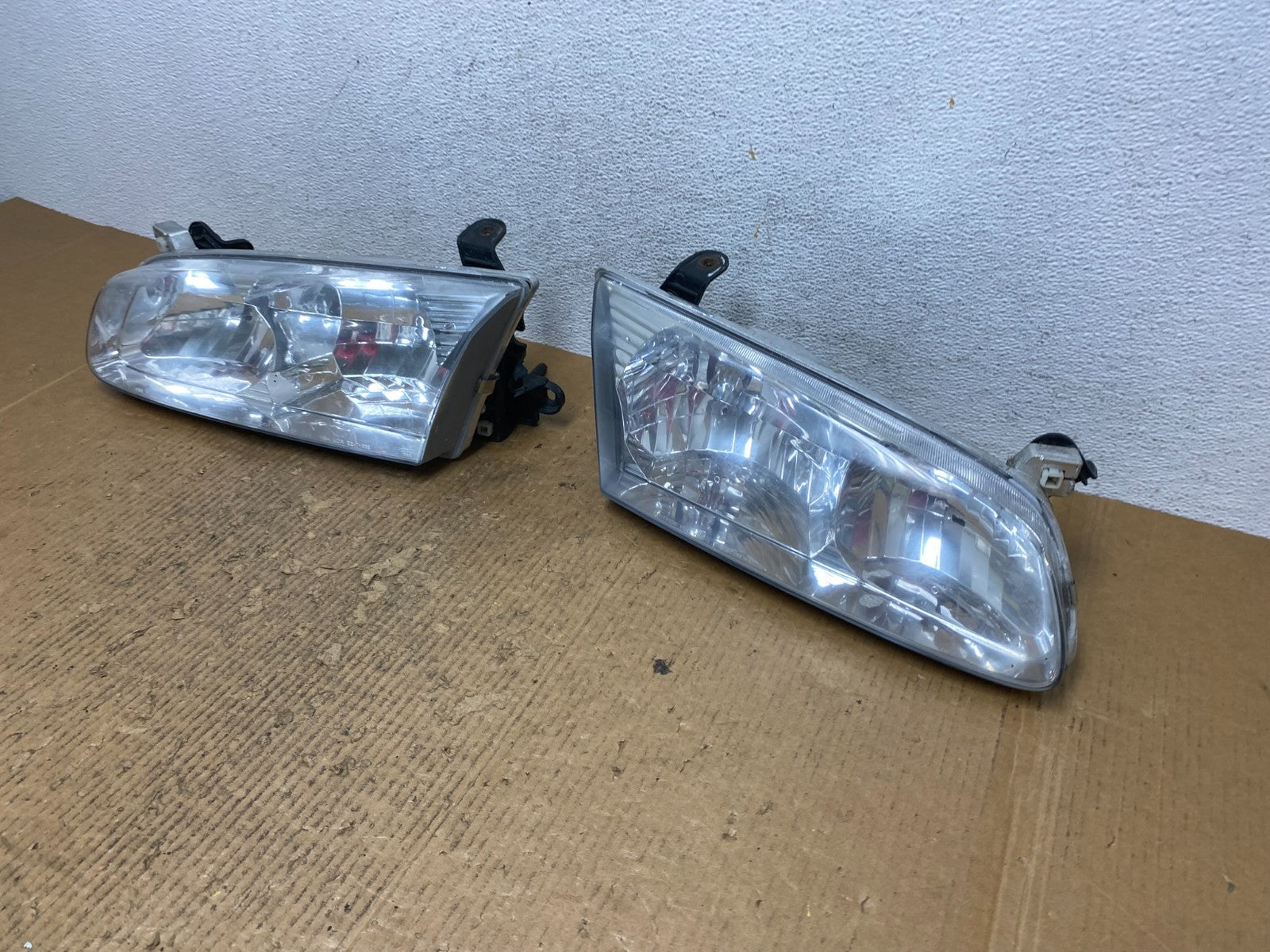 2000 to 2001 Toyota Camry Front Left+Right Side Headlights AE2845 DW1
