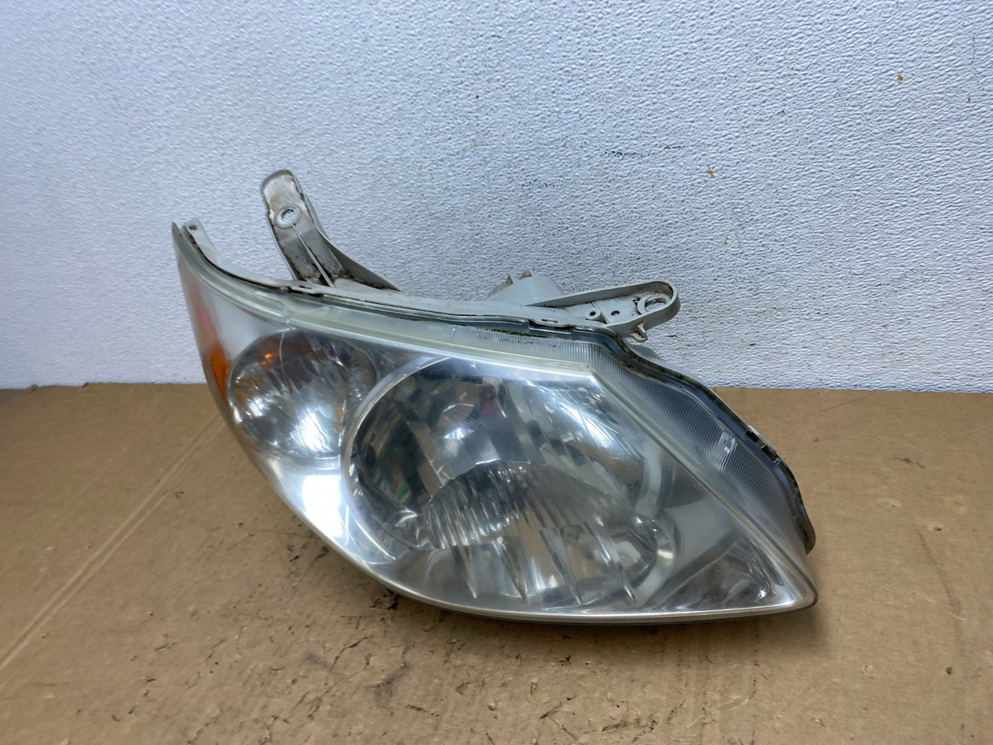 2005 to 2008 Pontiac Vibe Right Passenger RH Side Headlight Halogen AD37621