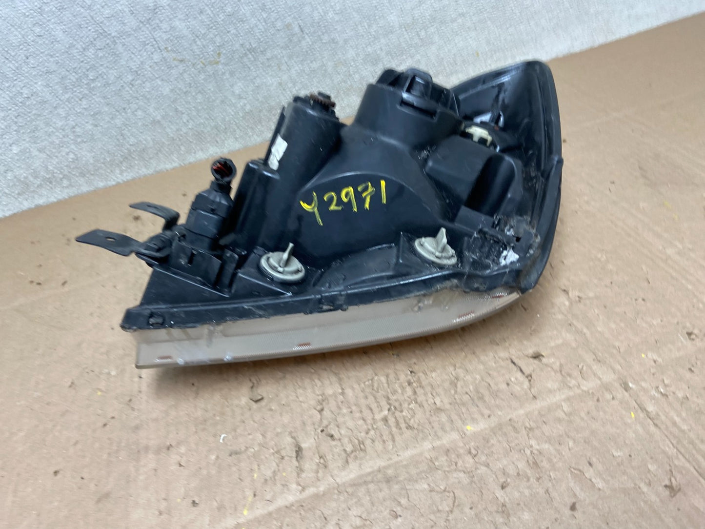 2005 to 2006 Kia Sportage Right Passenger RH Halogen Headlight OEM Y2971 DW8