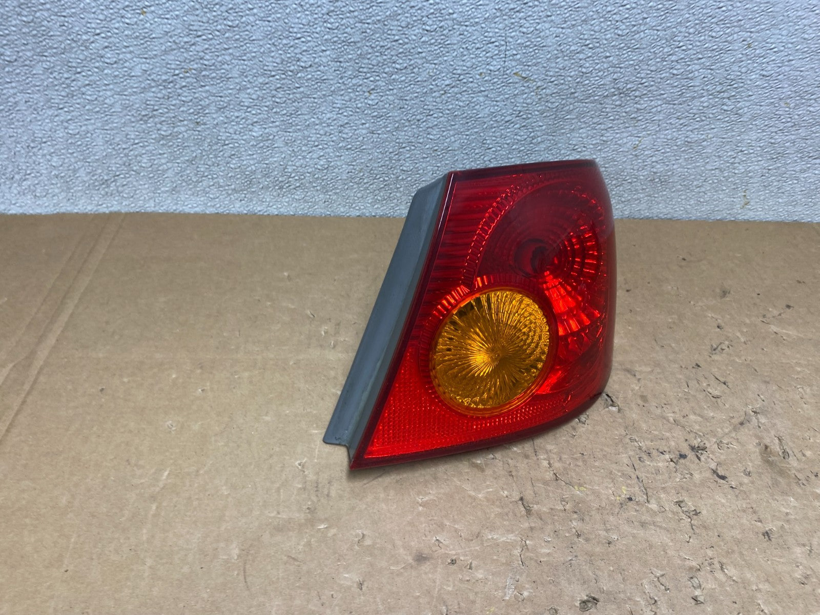 2003 to 2005 Toyota Corolla Right Passenger RH Side Tail Light Oem V5579 DW2