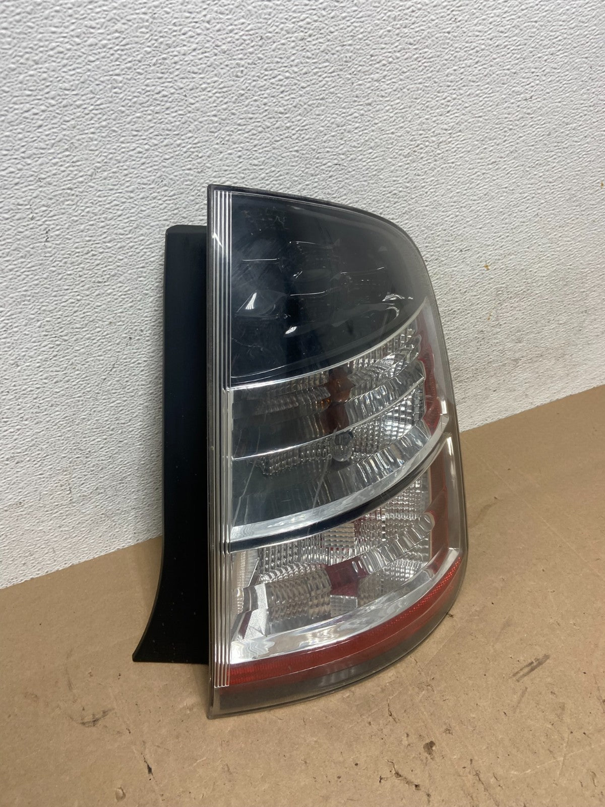 2004 - 2005 Toyota Prius Right Passenger Side Rh Tail Light AE5989 DW2