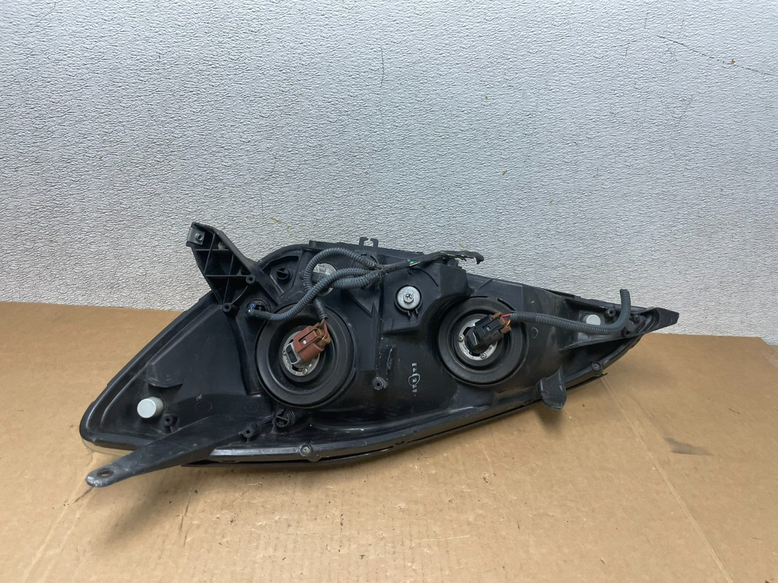 2004-2005 Toyota Sienna Driver Right Passenger Halogen Headlight OEM Q6742 DW12