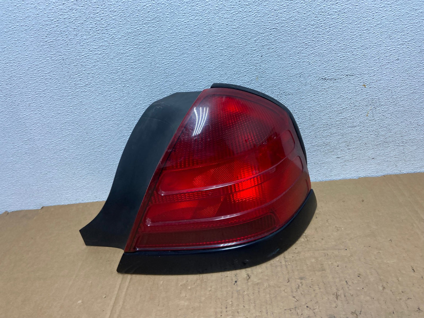 2003-2011 Ford Crown Victoria Right Passenger Rh Side Tail Light AD3200 LK0