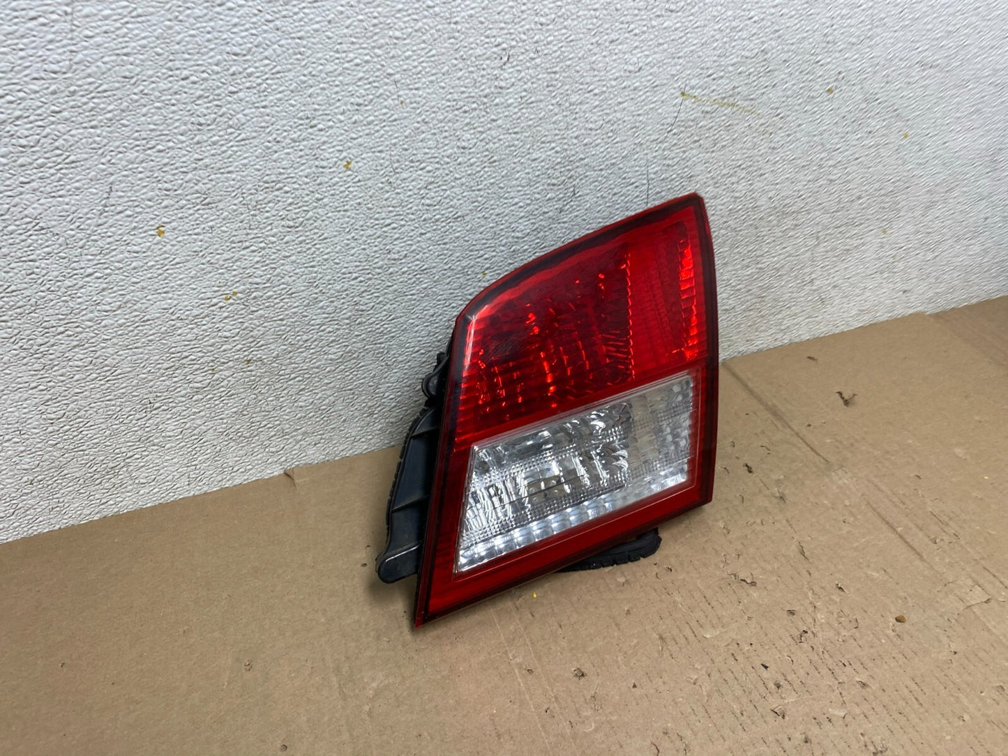 2002-2004 Infiniti i35 Inner Light Right Passenger Side Tail Light OEM L3259 DW2
