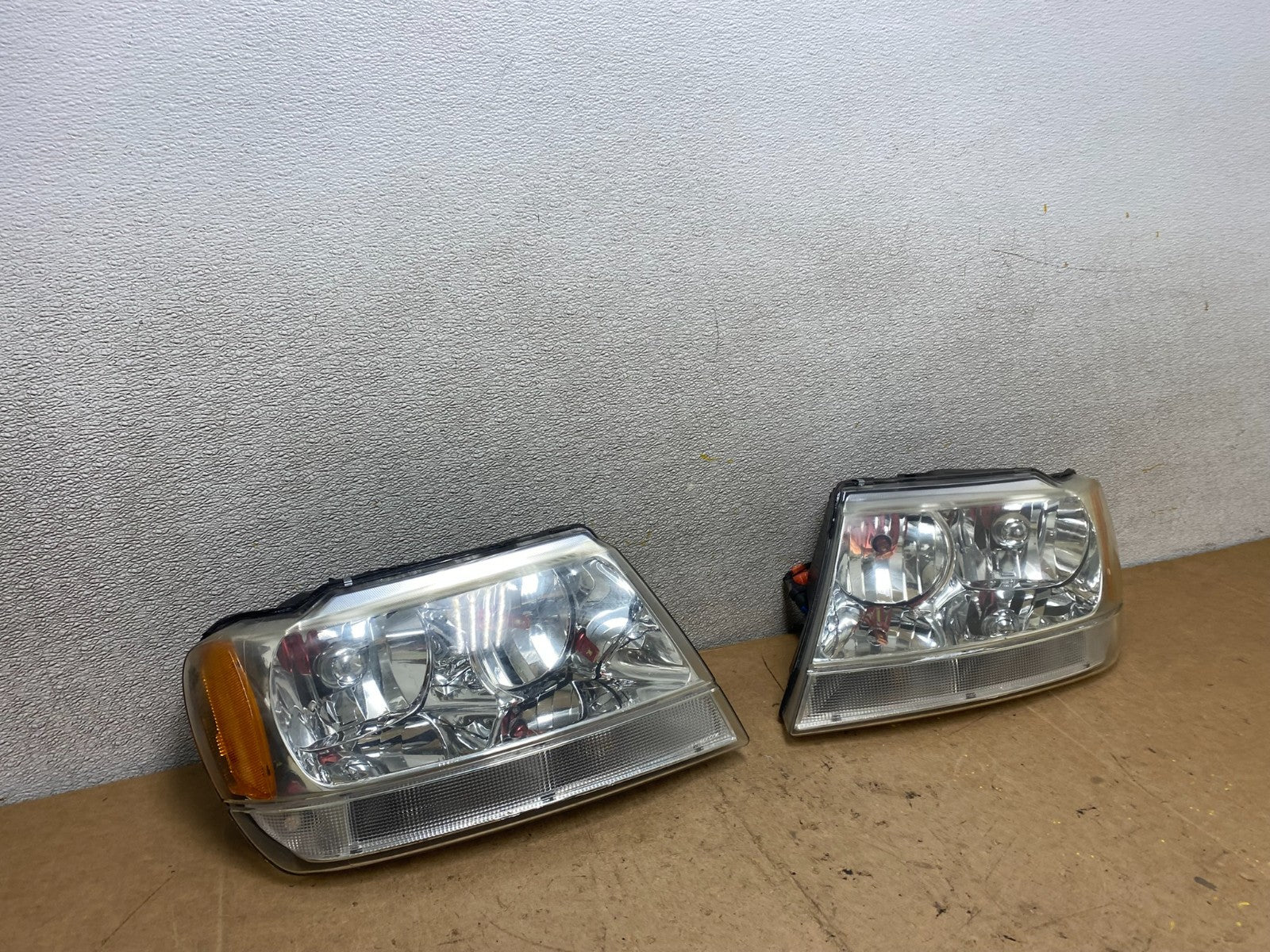 1999 - 2004 Jeep Grand Cherokee Left+Right Set Halogen Headlights X7042 DW2