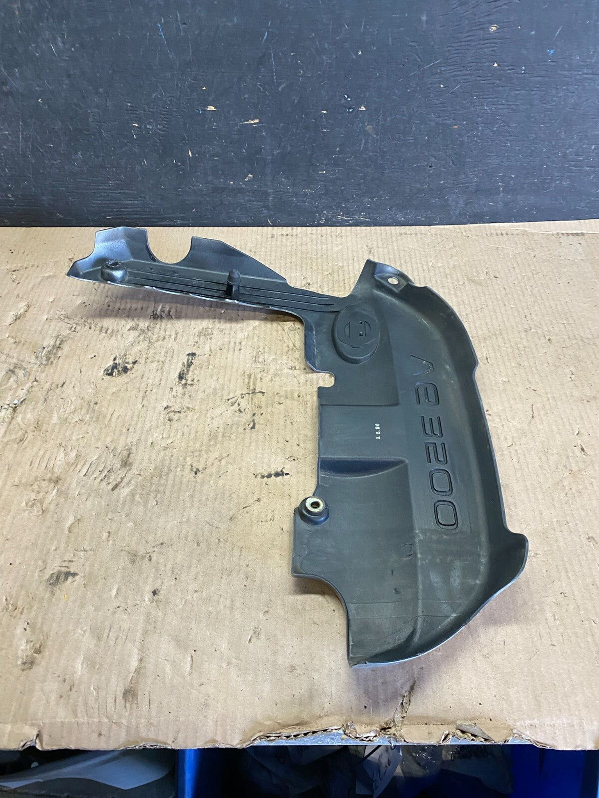 2001 to 2004 Nissan Pathfinder Engine Cover Ornament L9349 DG6
