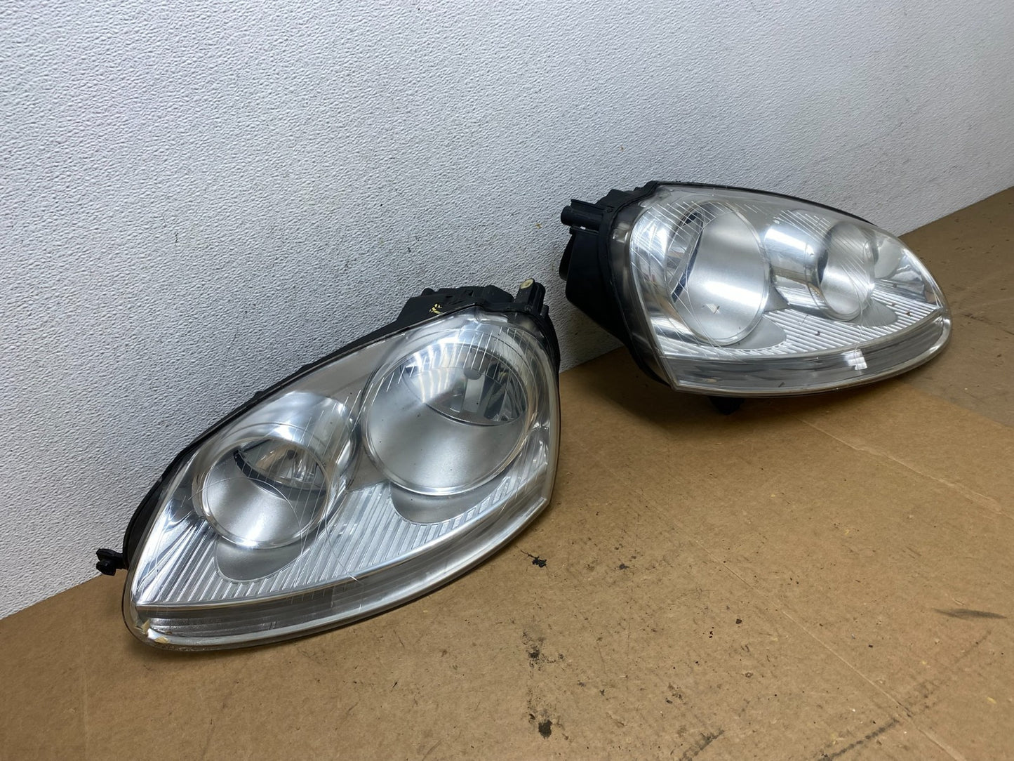 2005 to 2010 Volkswagen Jetta Left+Right Side Headlights Halogen AE3256 DW2