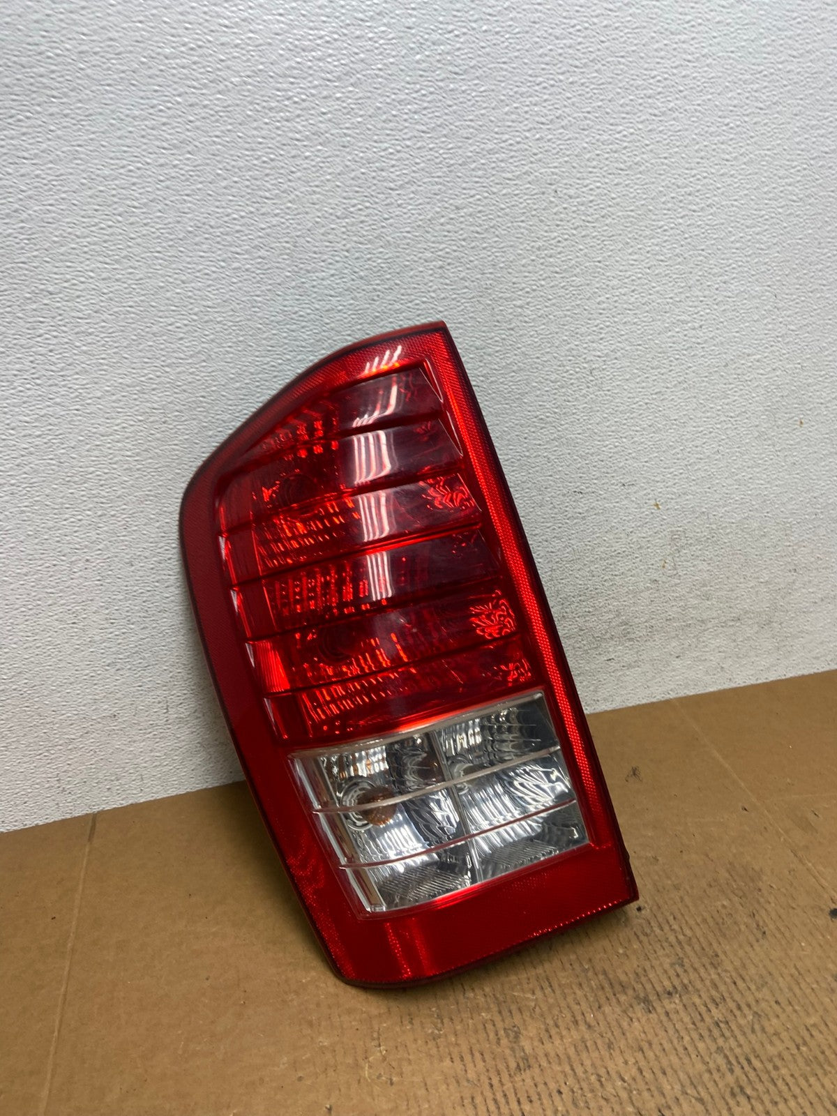 2007 to 2010 Hyundai Entourage Left Driver LH Side Tail Light AE0393 LK2