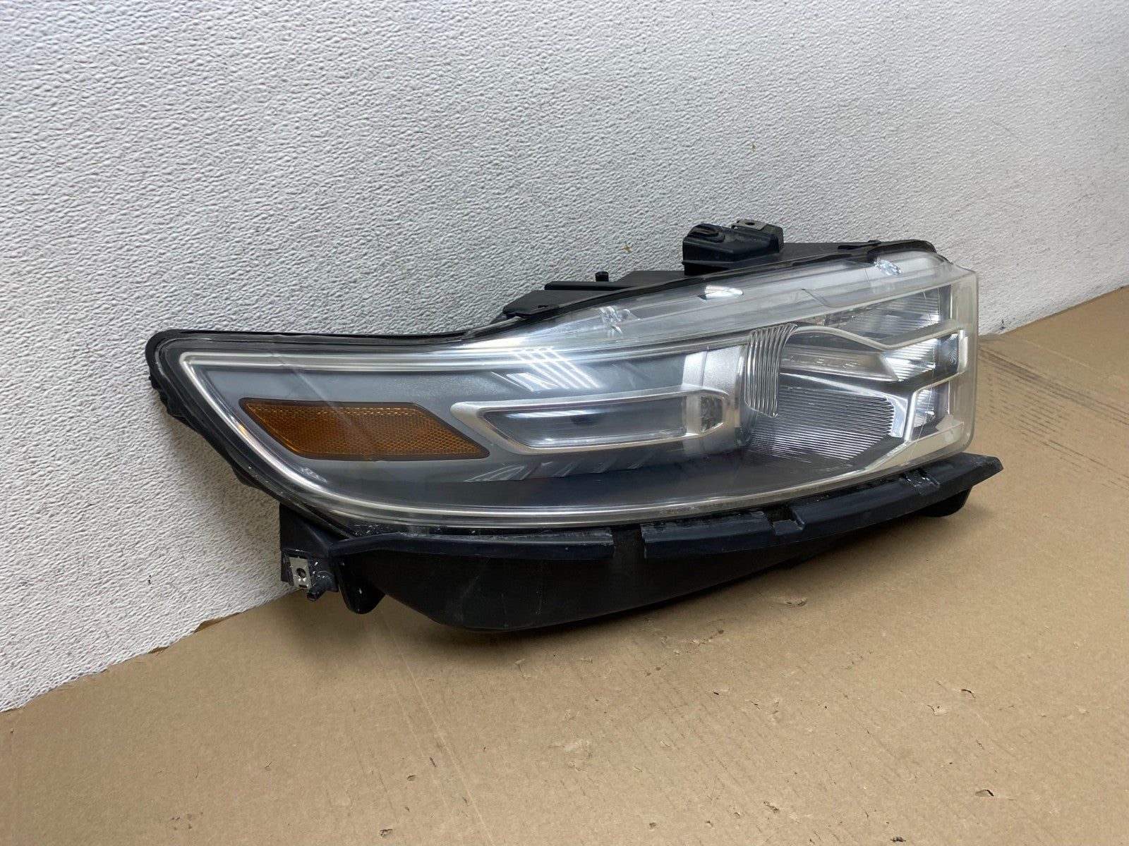 2013 to 2019 Ford Taurus Right Passenger RH Side Headlight Halogen AG6847 DW2