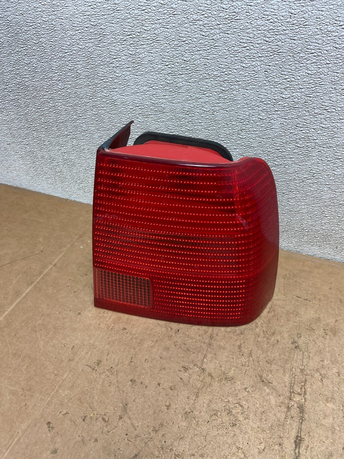 1998 to 2000 Volkswagen Passat Wagon Right Passenger RH Tail Light X8940 DW0