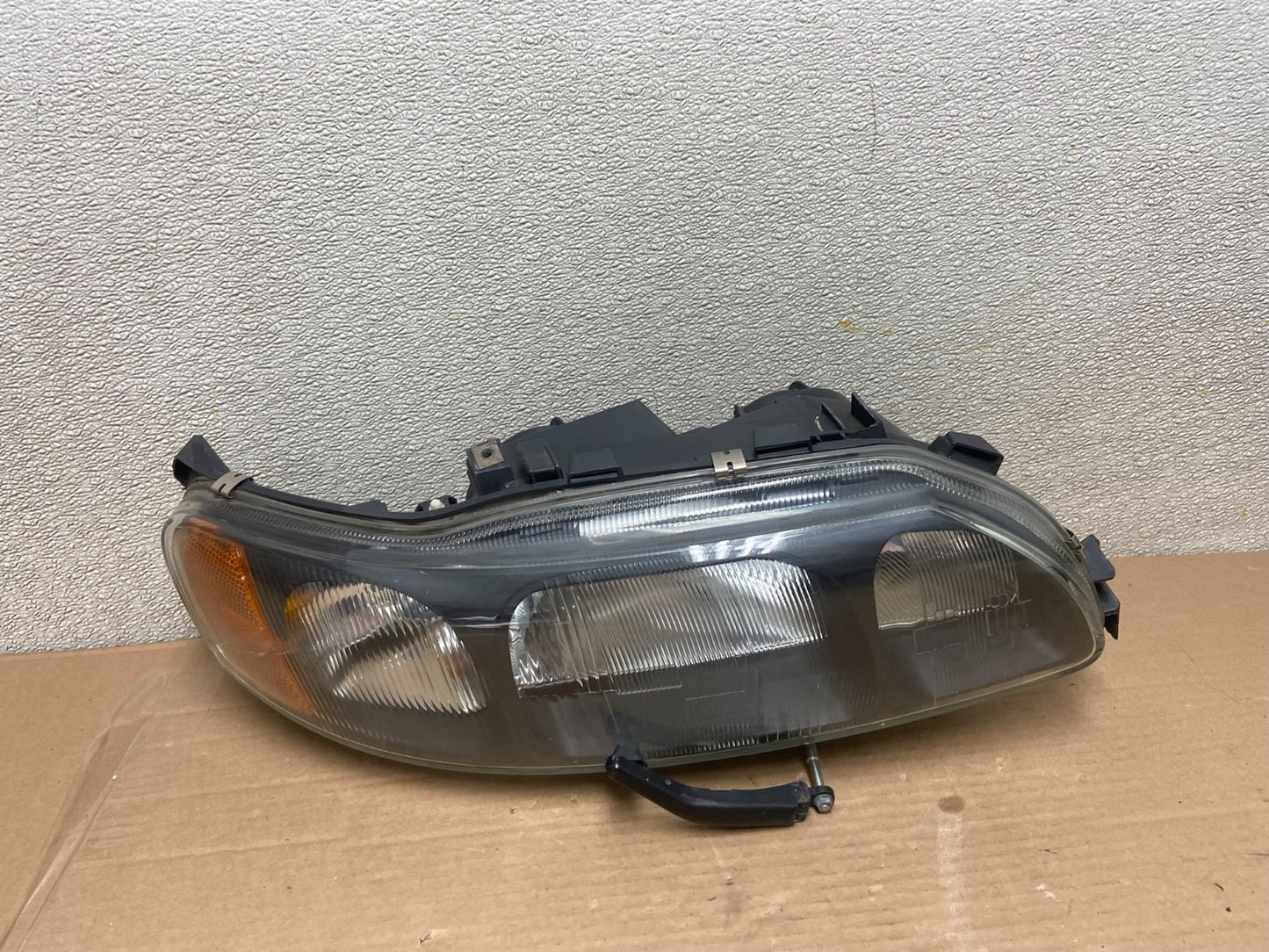 2001 to 2004 Volvo S60 Right Passenger Side Headlight Halogen Oem AA8690 DW0