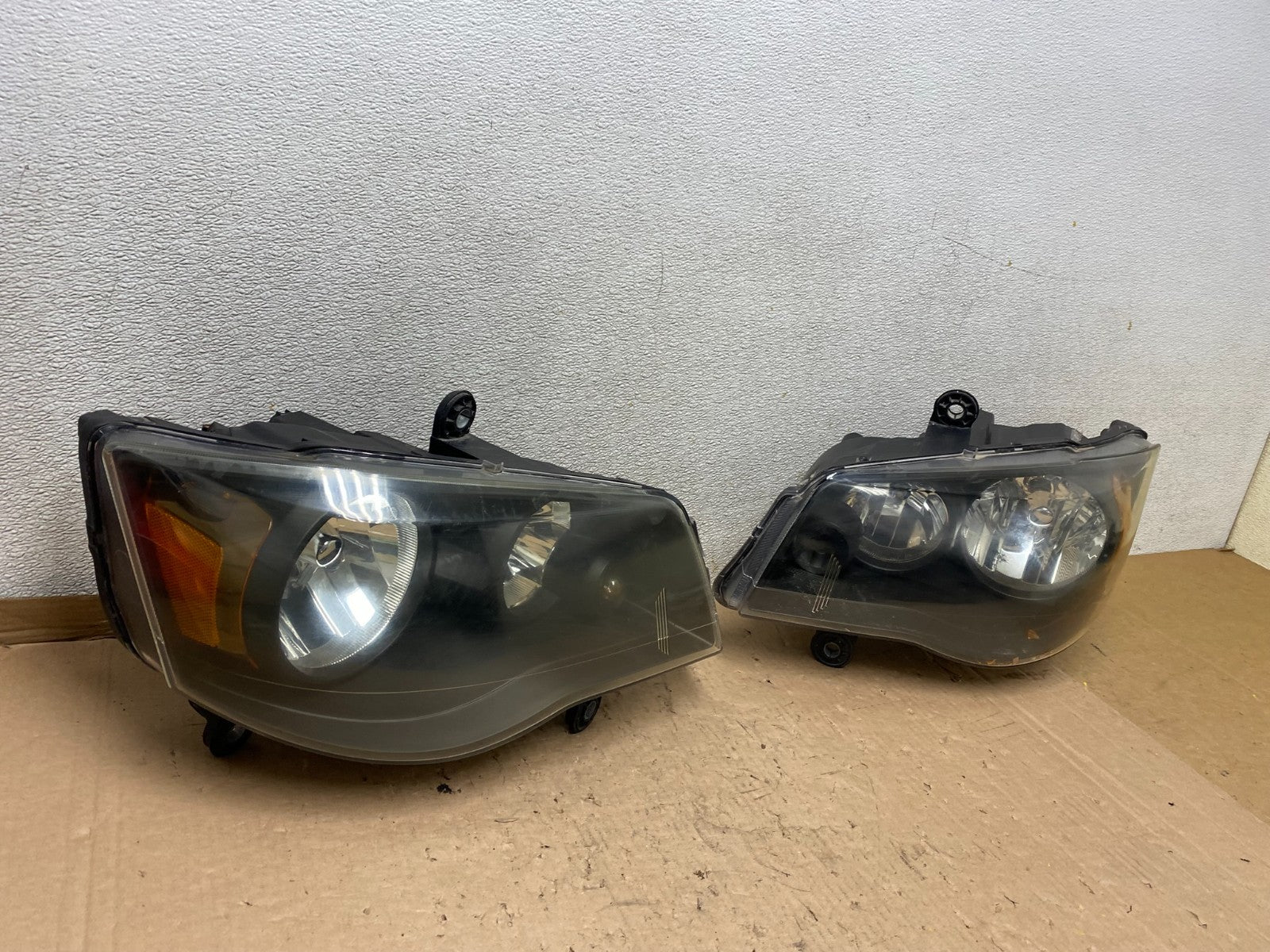 2008 to 2016 Chrysler Town and Country Left+Right Side Headlights U8784 DW2
