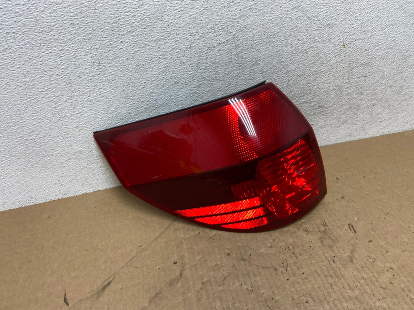 2004 to 2005 Toyota Sienna Left Driver LH Side Tail Light AG1061 LK2