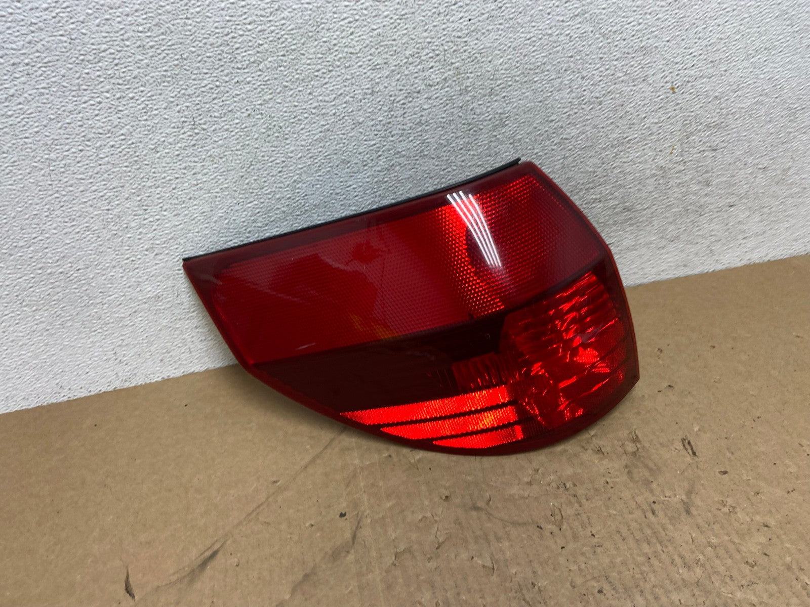 2004 to 2005 Toyota Sienna Left Driver LH Side Tail Light AG1061 LK2