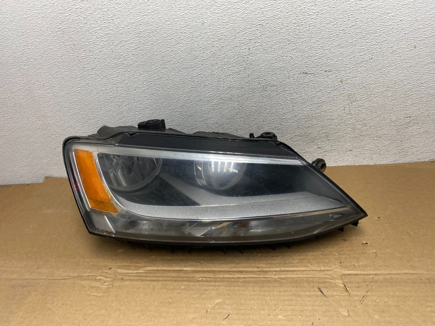 2011 to 2014 Volkswagen Jetta Right Passenger RH Headlight Halogen AD3877 DW0
