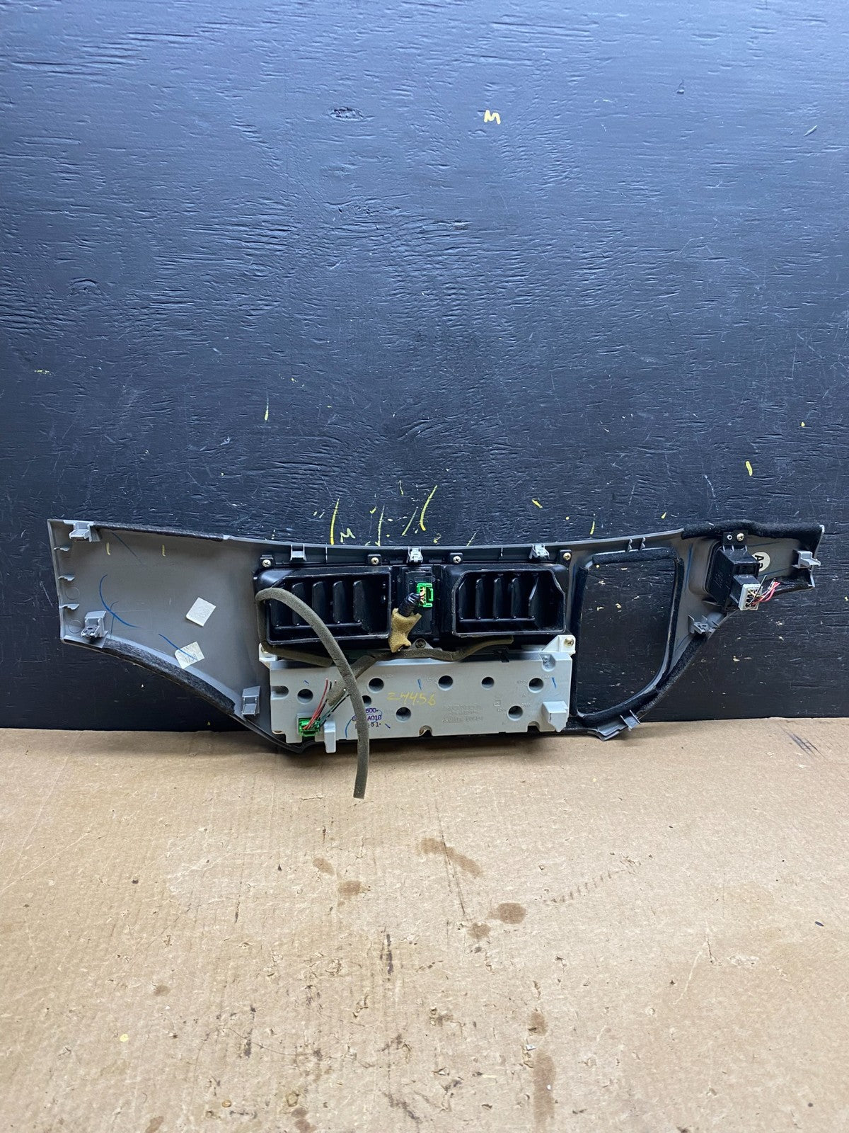 2005 to 2010 Honda Odyssey  Radio Climate Control Dash Trim Bezel Z4456 DG3