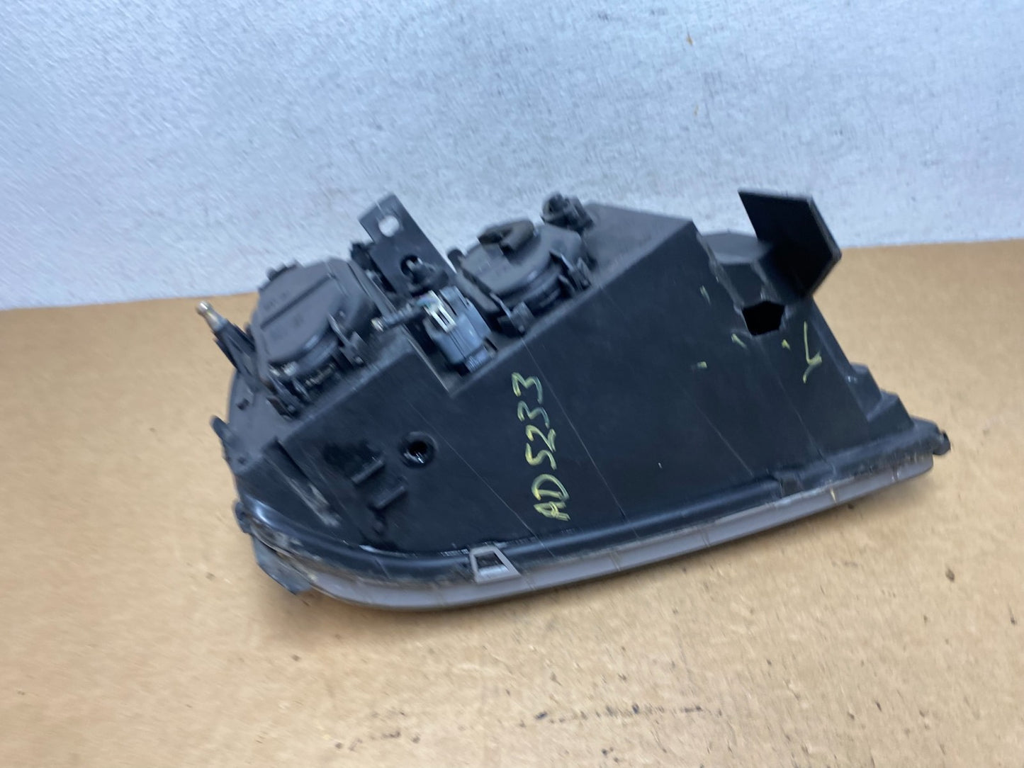 2000 to 2005 Cadillac Deville Left Driver LH Side Headlight AD5233 DW9
