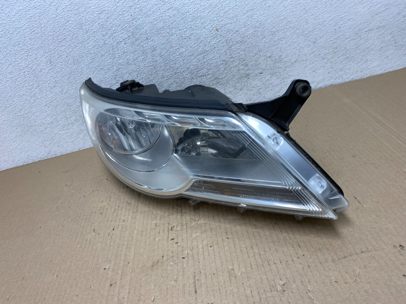 2009 to 2011 Volkswagen Tiguan Right Passenger Halogen Headlight AF5847 DW1