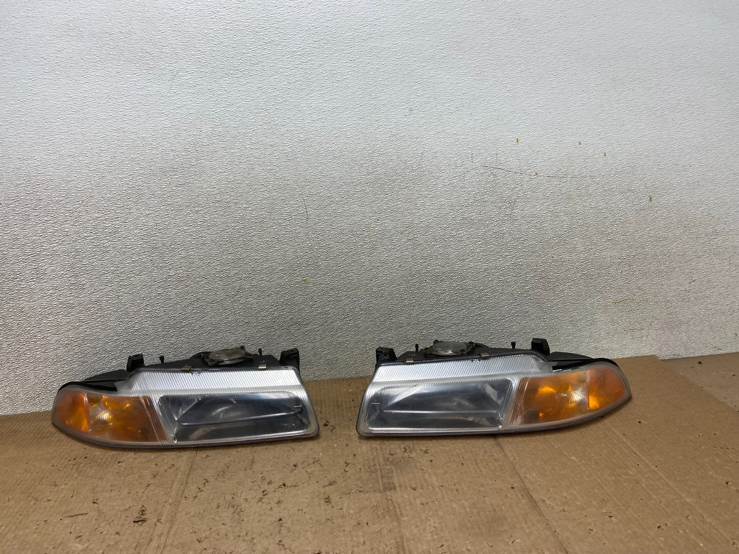 1995 to 2000 Dodge Stratus Left+Right Halogen Headlights AA7104 DW0