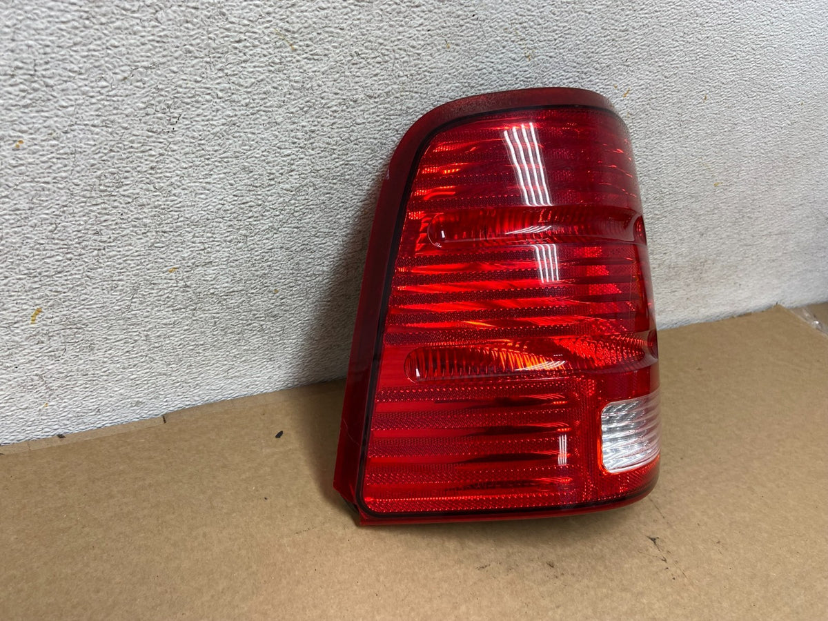 2002 to 2005 Ford Explorer Left Driver Lh Side Tail light AH4418 DW1