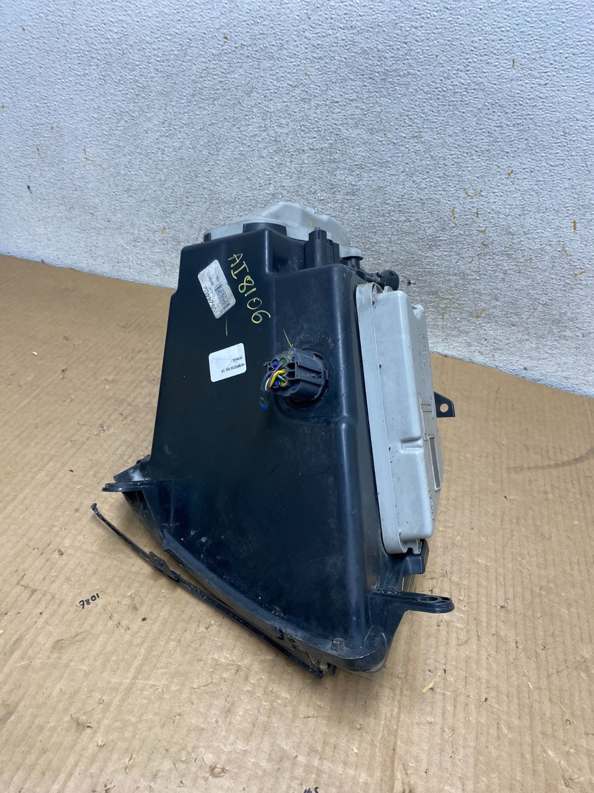2005 to 2011 Cadillac STS Left Driver LH Side Xenon Headlight AI8106 DW5