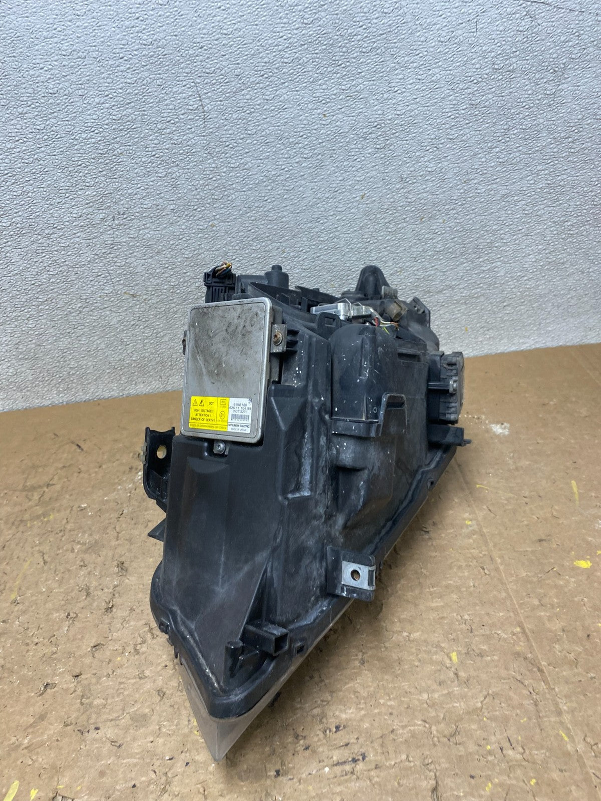 Xenon HID AFS 2006 to 2008 BMW 3 Series Headlight Right Passenger Side OEM V64005