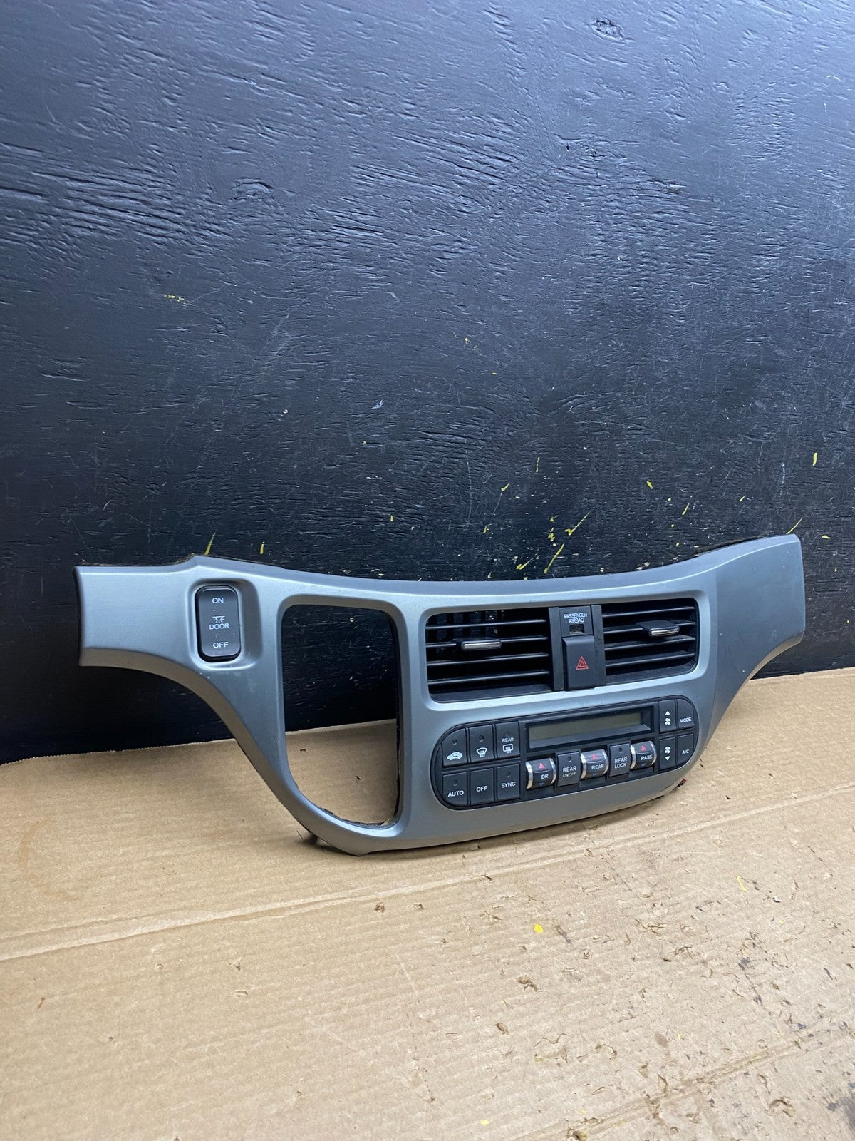 2005 to 2010 Honda Odyssey  Radio Climate Control Dash Trim Bezel W9735 DG2