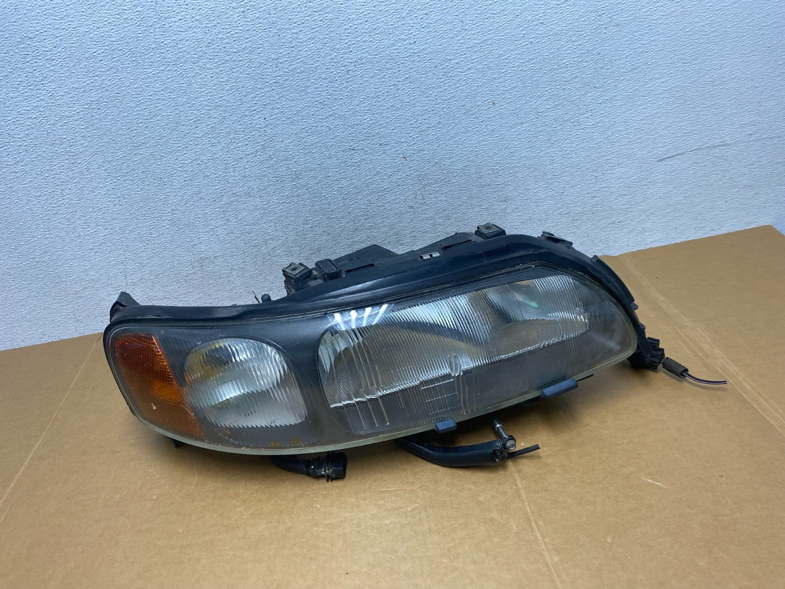 2001 2002 2003 2004 Volvo V70 XC70 Right Passenger Rh Headlight AD8900 DW0