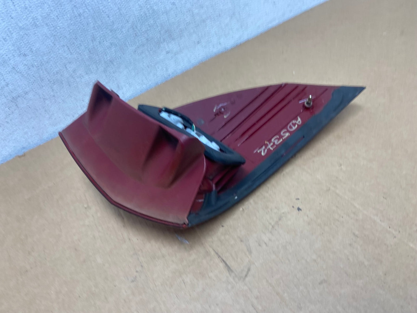 2004-2005 Toyota Sienna Right Passenger Rh Side Tail Light AD5372 LK6