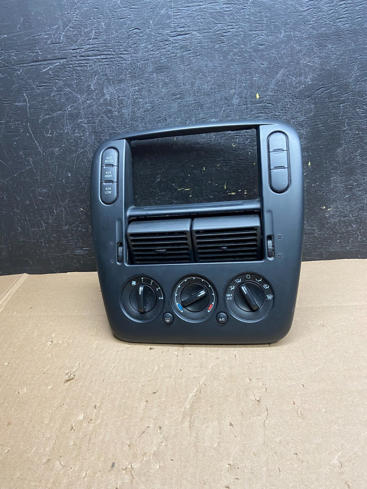 2002 to 2005 Ford Explorer Radio Dash Bezel Climate Control Air Vent AI6407 DG0