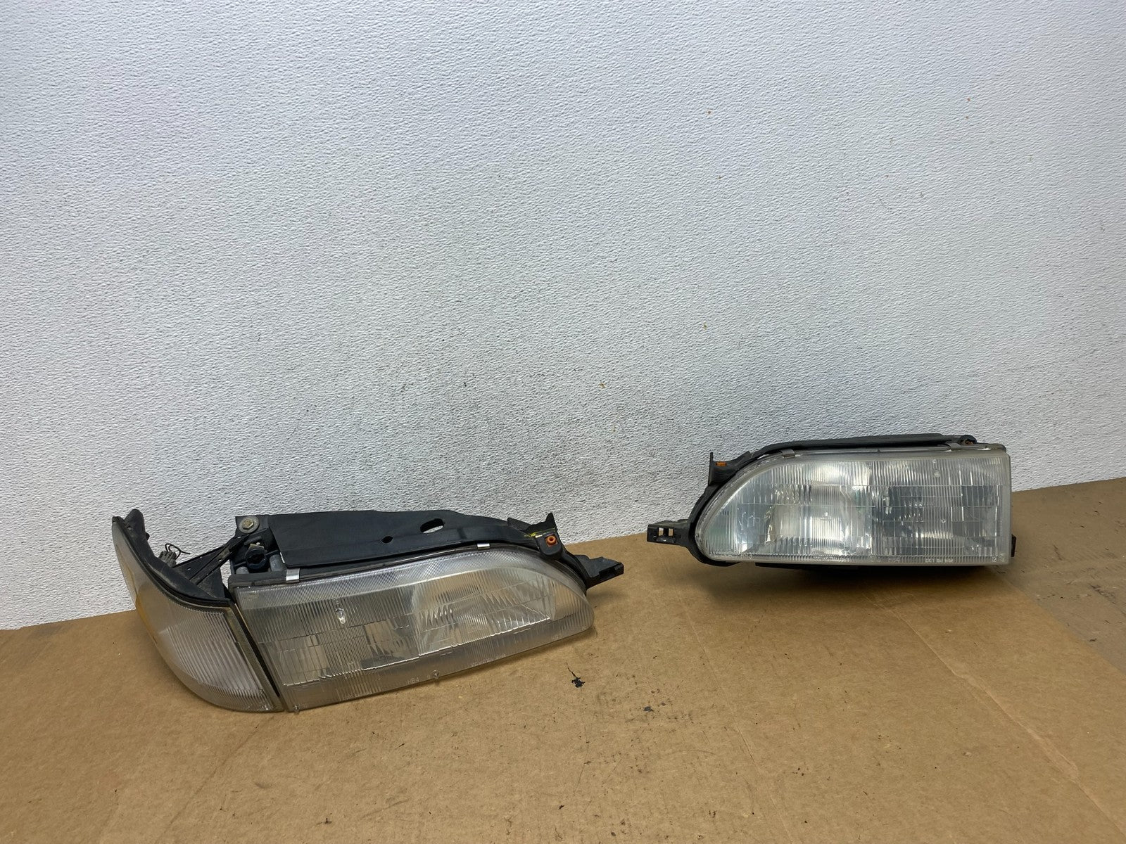 1993 to 1997 Toyota Corolla Left+Right Side Headlights AE3226 DW0