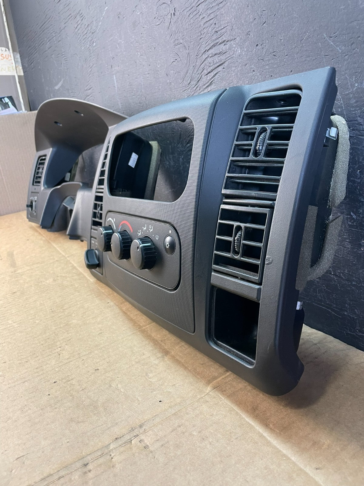 2002-2005 Dodge Ram Speedometer Radio Climate Control Air Vent Bezel AC5237 DG1