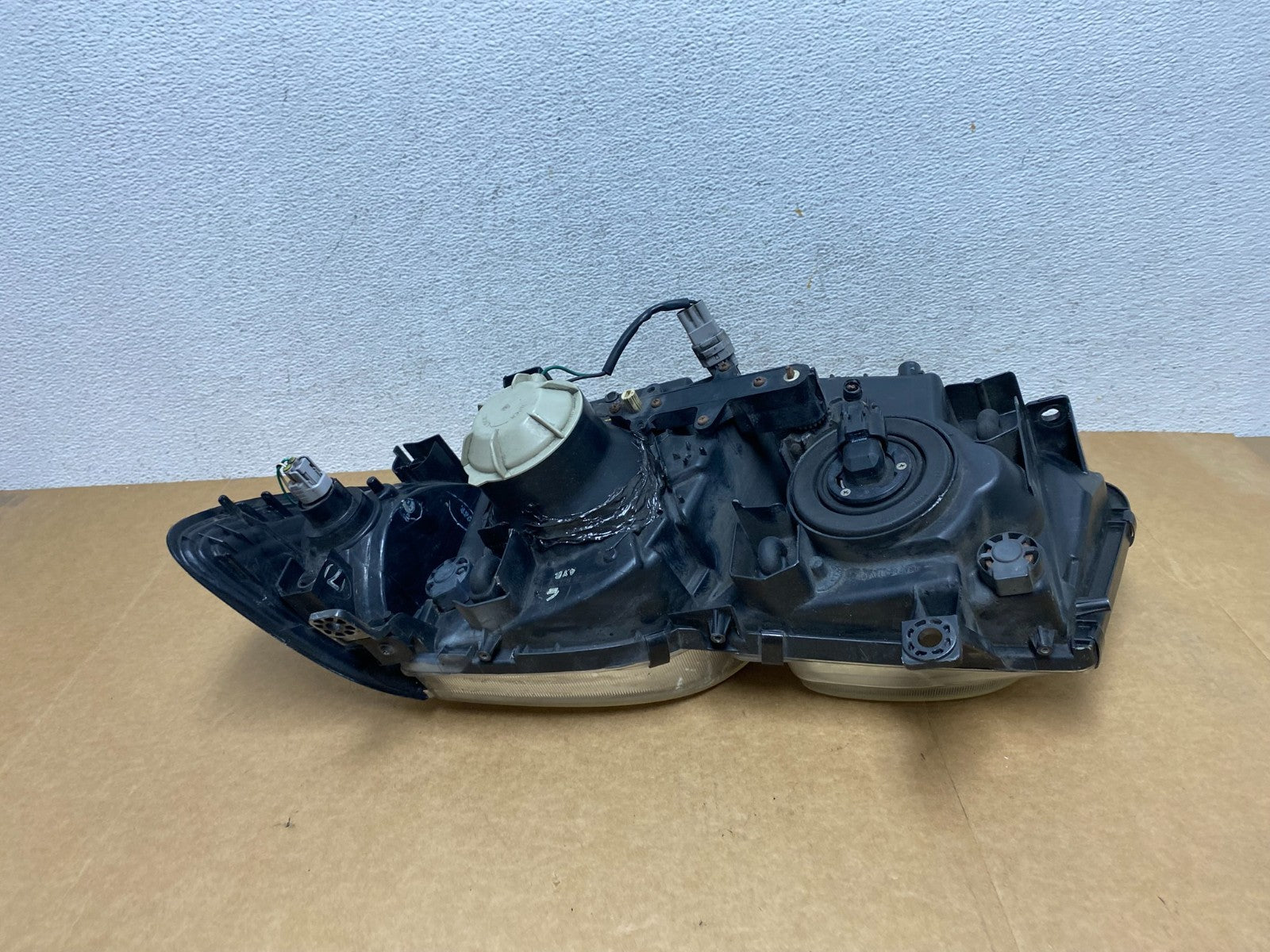 2003 to 2007 Lexus LX470 Right Passenger Side Halogen Headlight AE2903 DW7