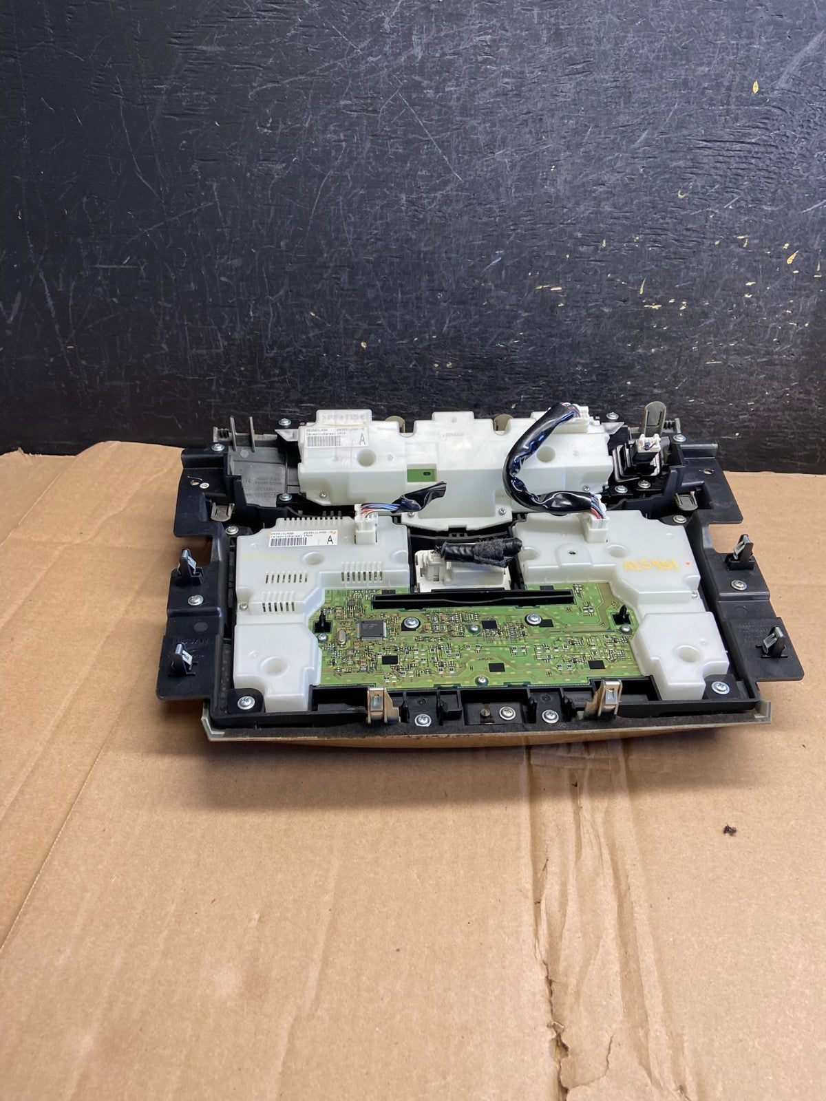 2011 to 2017 Infiniti QX56 Radio Player Climate Control Panel Bezel AI5951 DG3