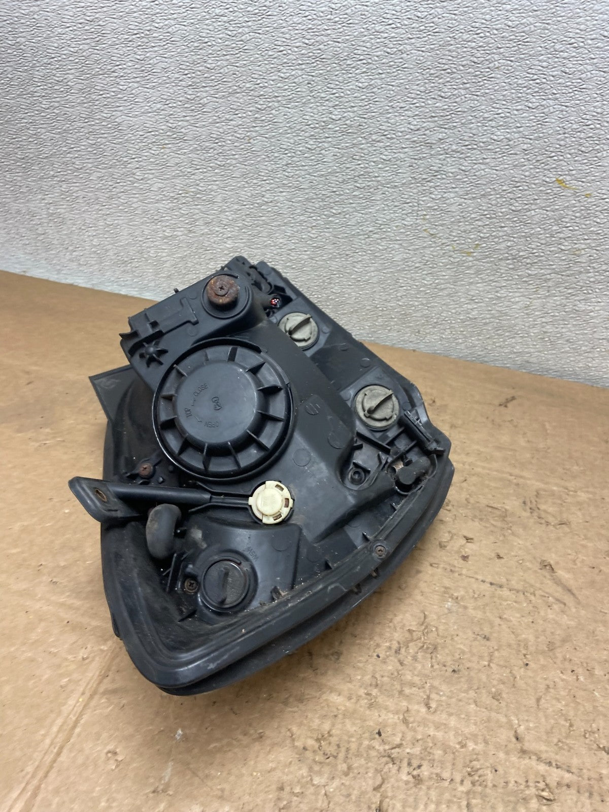 2005 to 2006 Kia Sportage Left Driver LH Halogen Headlight Y7013 DW8